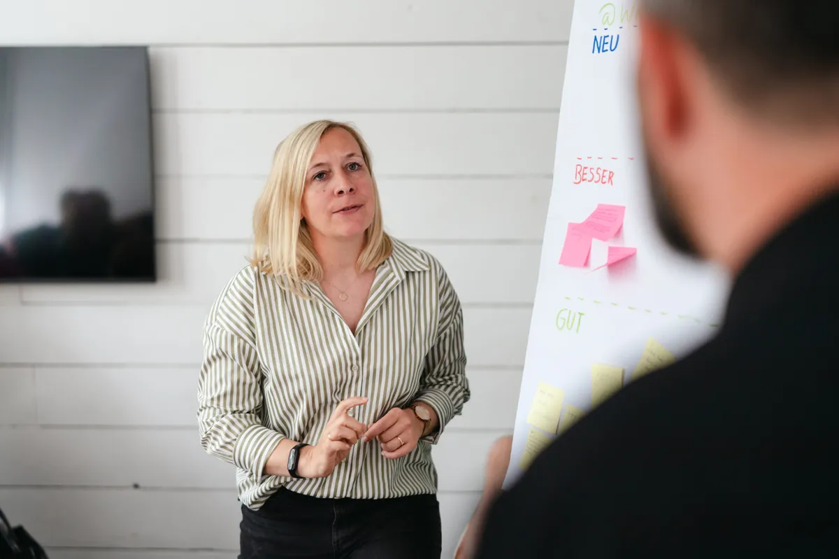 Künstlerische Galerie mit Workshop-Ausstellung in modernem Raum.